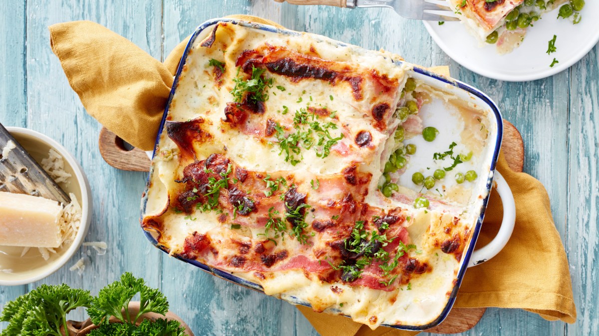 Lasagne Carbonara in einer Auflaufform auf Holztisch.