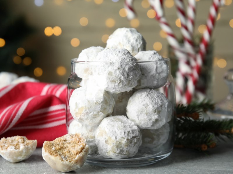 Schneeball-Plätzchen mit Puderzucker in einem durchsichtigen Weckglas.