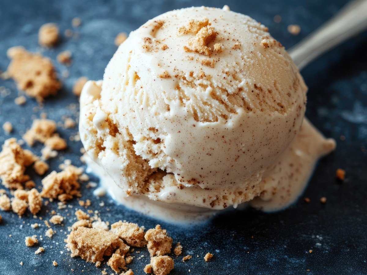 Eine Kugel Eiscreme mit Spekulatiuskrümel.