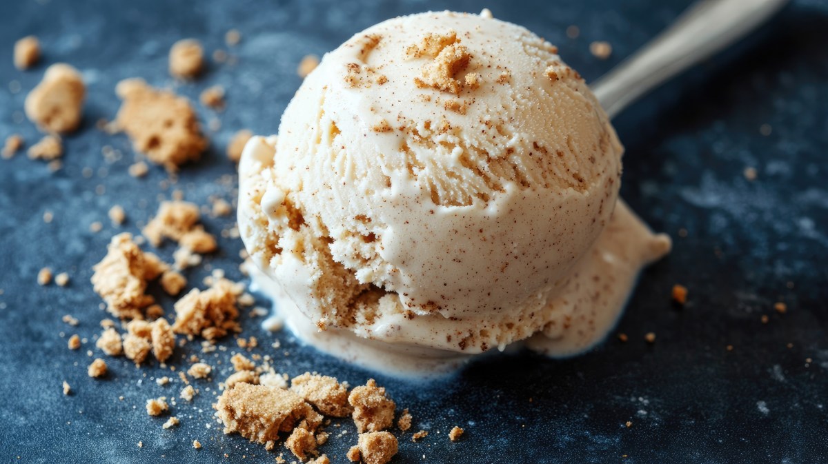 Eine Kugel Eiscreme mit Spekulatiuskrümel.