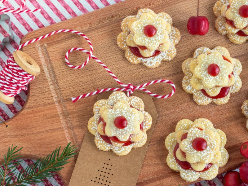 Terrassenplätzchen auf Holzbrettchen.