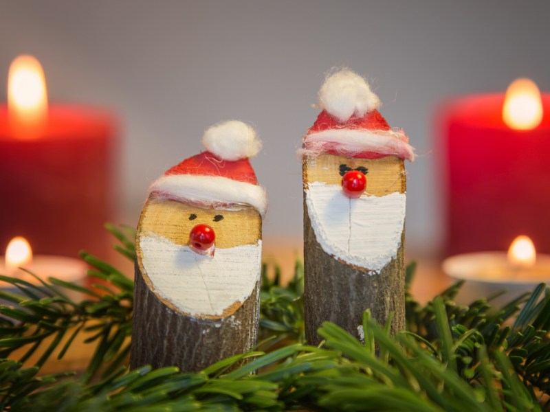 Selbst bemalte Birkenstämme, die wie Weihnachtsmänner aussehen.