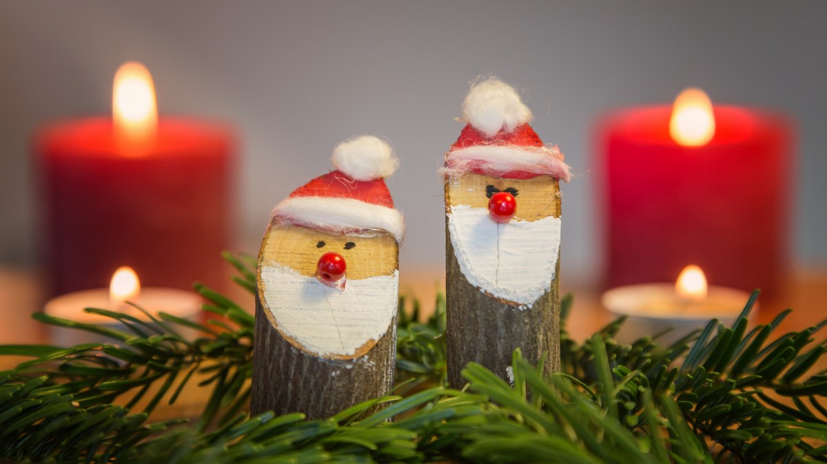 Selbst bemalte Birkenstämme, die wie Weihnachtsmänner aussehen.