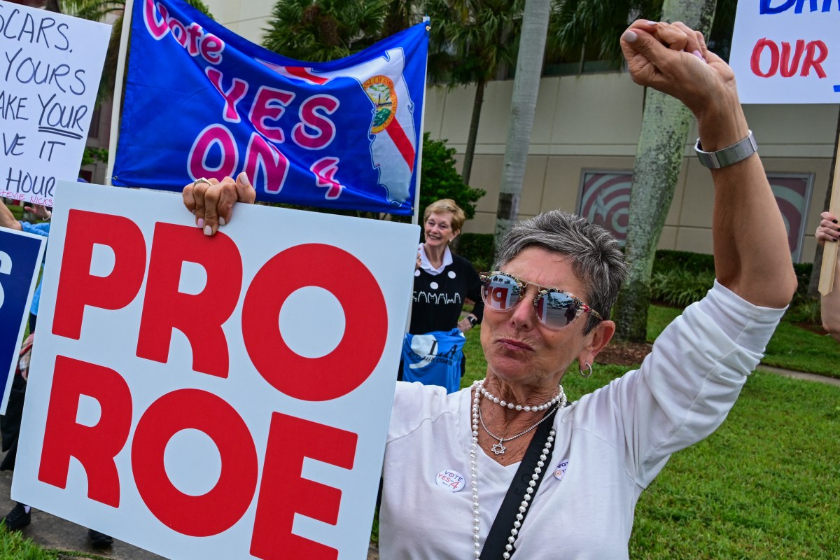 Frau protestiert für Recht auf Abtreibung in Floridam Symbolbild für 4B Movement