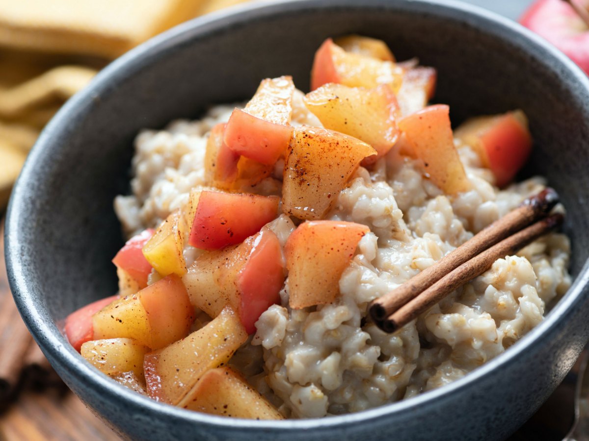 Porridge mit Äpfeln in einer Schüssel