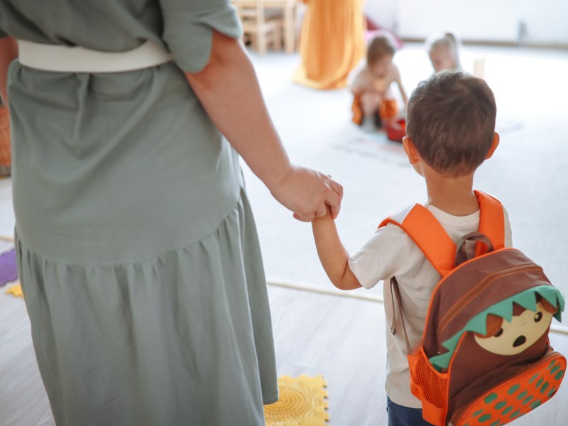 Eine Mutter bringt ihren Sohn in die Kita