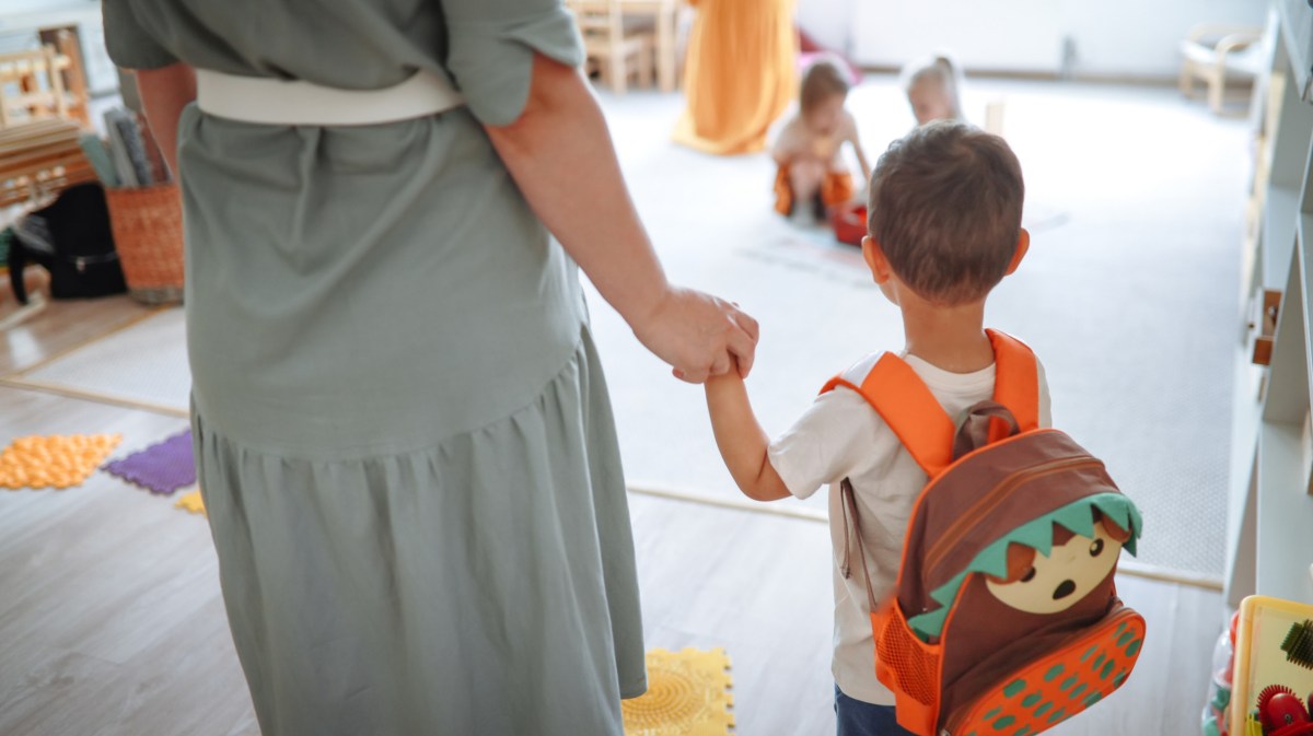 Eine Mutter bringt ihren Sohn in die Kita