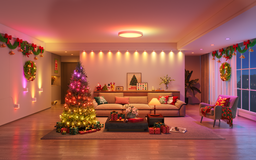 Modernes Wohnzimmer mit bunt beleuchtetem Weihnachtsbaum.