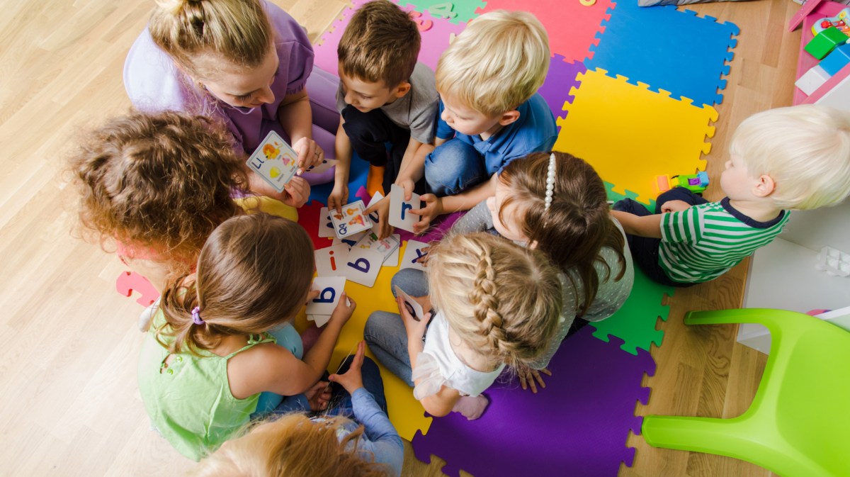 Kinder spielen auf dem Boden in der Kita