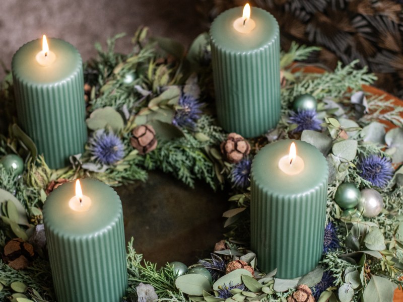 Adventskranz mit Eukalyptus und grünen Kerzen.