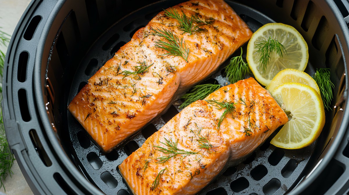 Zwei Stück Lachs mit Dill und Zitrone im Airfryer.