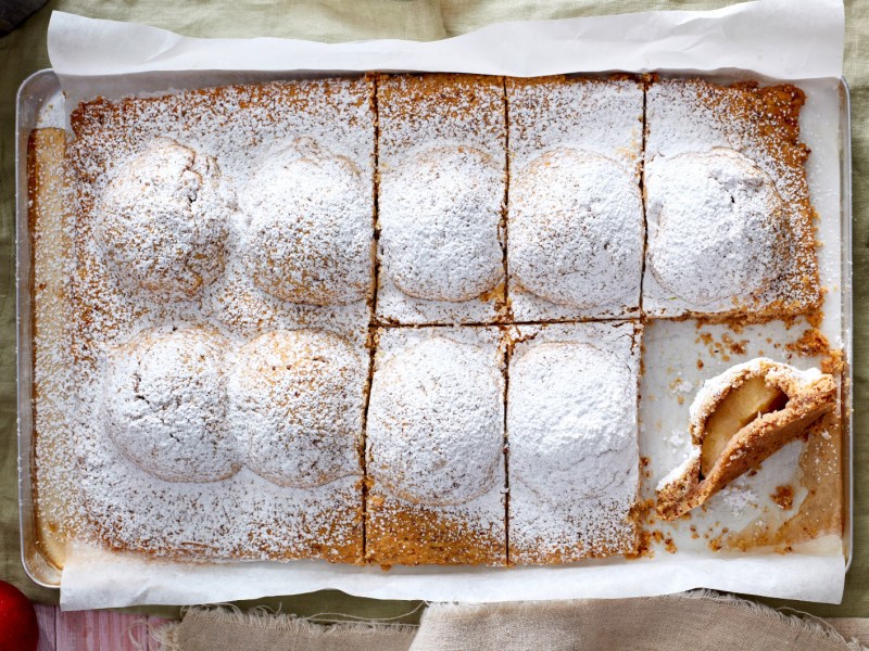 Apfelkuchen mit Knuspermantel auf einem Backblech.