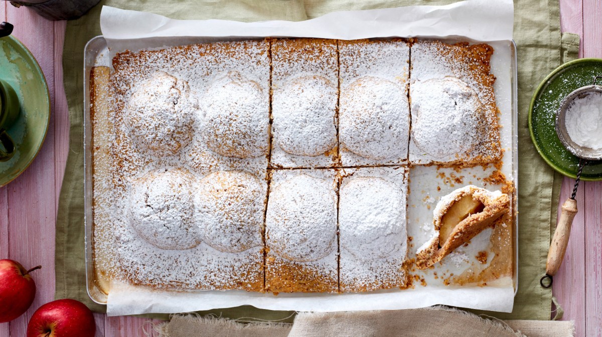 Apfelkuchen mit Knuspermantel auf einem Backblech.