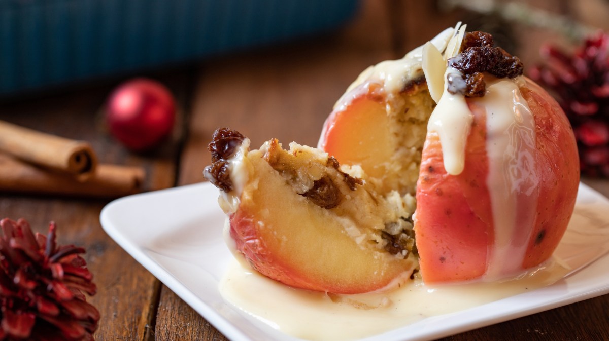 Bratapfel mit Vanillesoße auf einem weißen Teller.