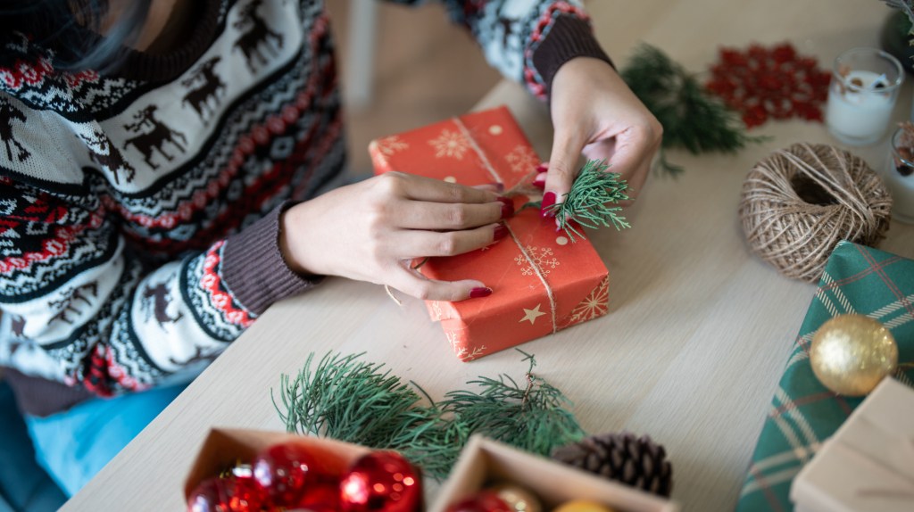 Frau packt Weihnachtsgeschenke ein.