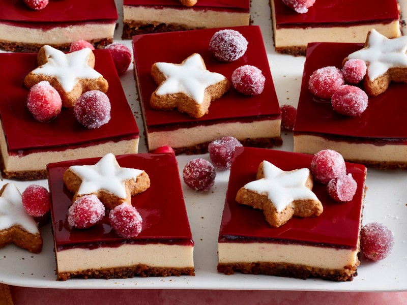 Käsekuchen-Schnitten mit Glühwein-Glasur und Zimtsternen.