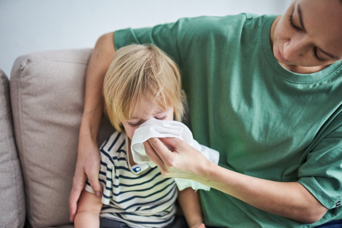 Kind krank: Bekommt von Mutter die Nase geputzt