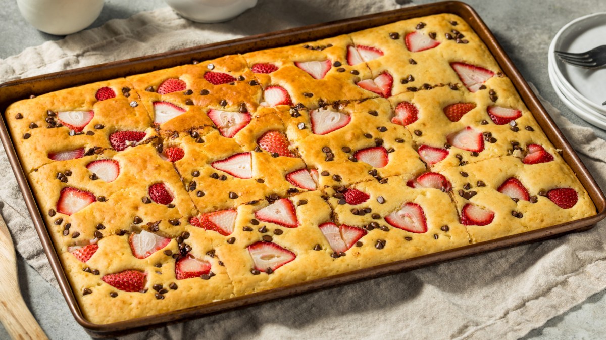 Riesiger Backblech-Pfannkuchen mit Erdbeeren und Schokotropfen.