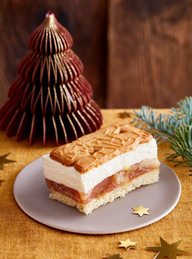 Ein Stück Spekulatius Apfel Kuchen auf einem grauen Teller.