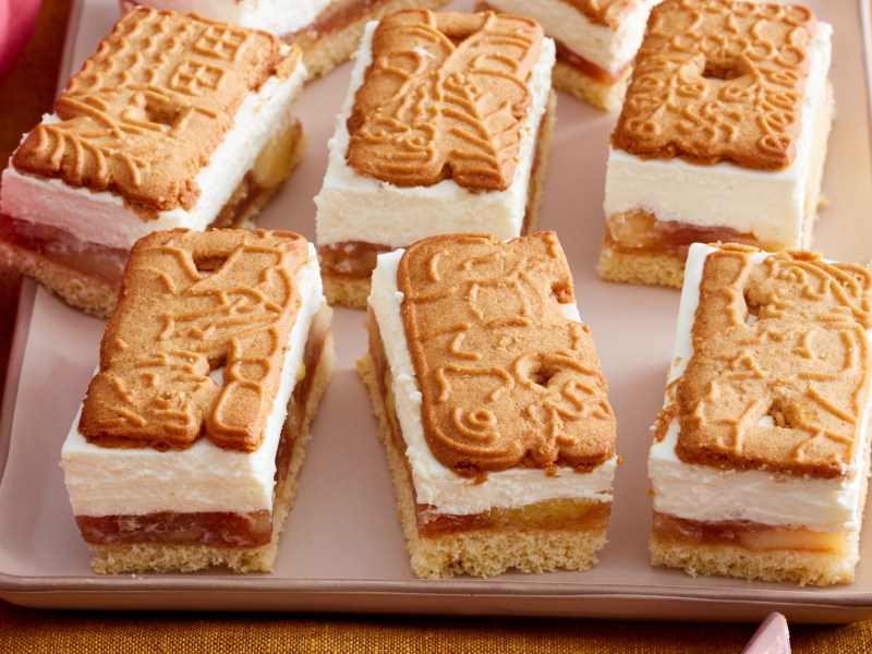 Spekulatius Apfel Kuchen Stücke auf einem Backblech.