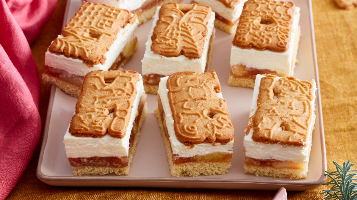 Spekulatius Apfel Kuchen Stücke auf einem Backblech.