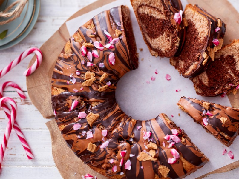 Gugelhupf Marmorkuchen mit Schokoglasur.