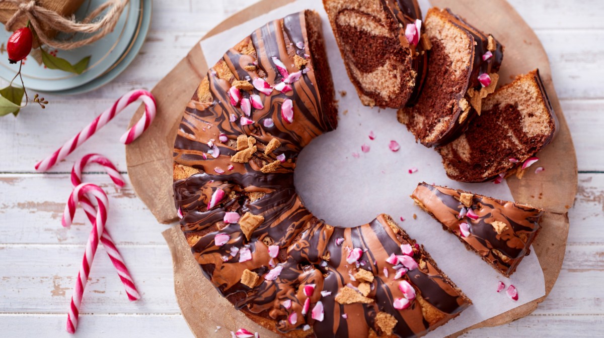 Gugelhupf Marmorkuchen mit Schokoglasur.