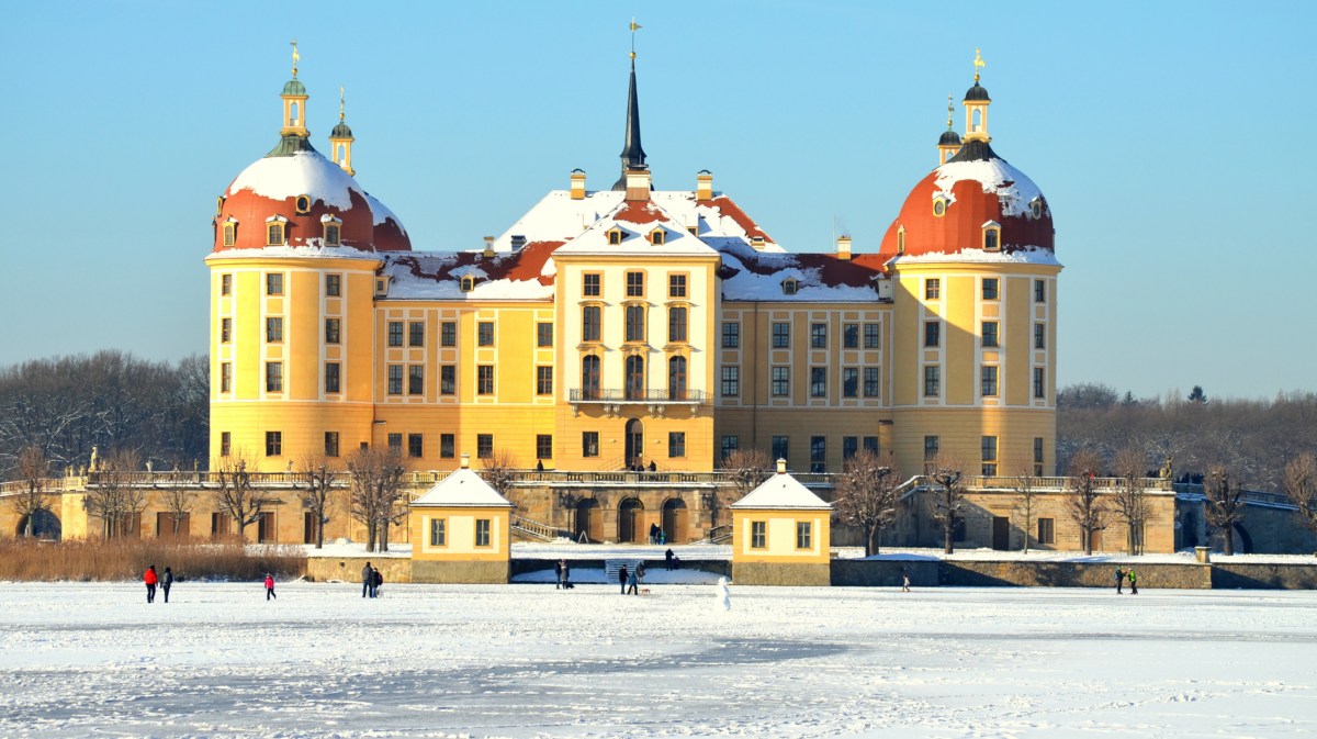 Schloss Moritzburg in einer verschneiten Landschaft