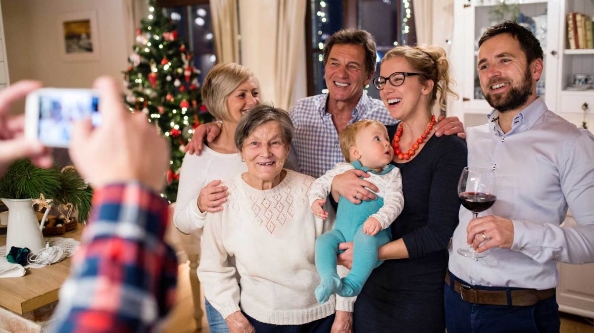 Familie posiert an Weihnachten für ein Foto.