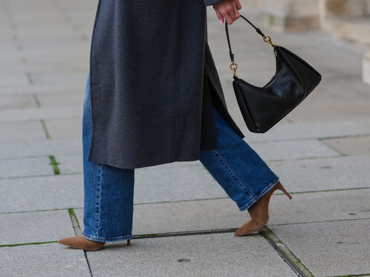 Frau mit Blue Jeans, Mantel und Stiefeln