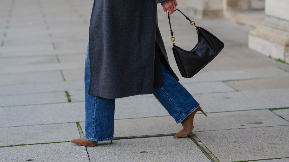 Frau mit Blue Jeans, Mantel und Stiefeln