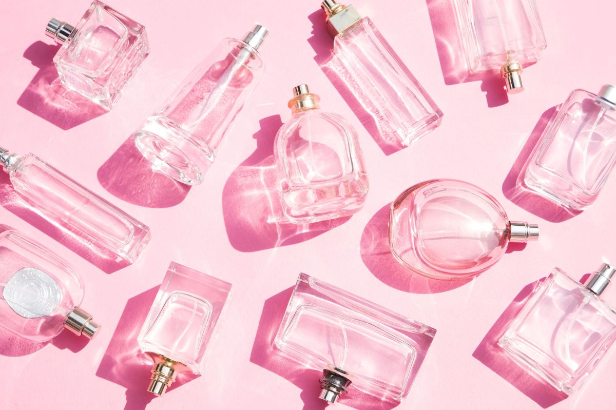 Parfum Flakons auf Rosa Grund als Symbolbild für das Bestseller Parfum von Rituals