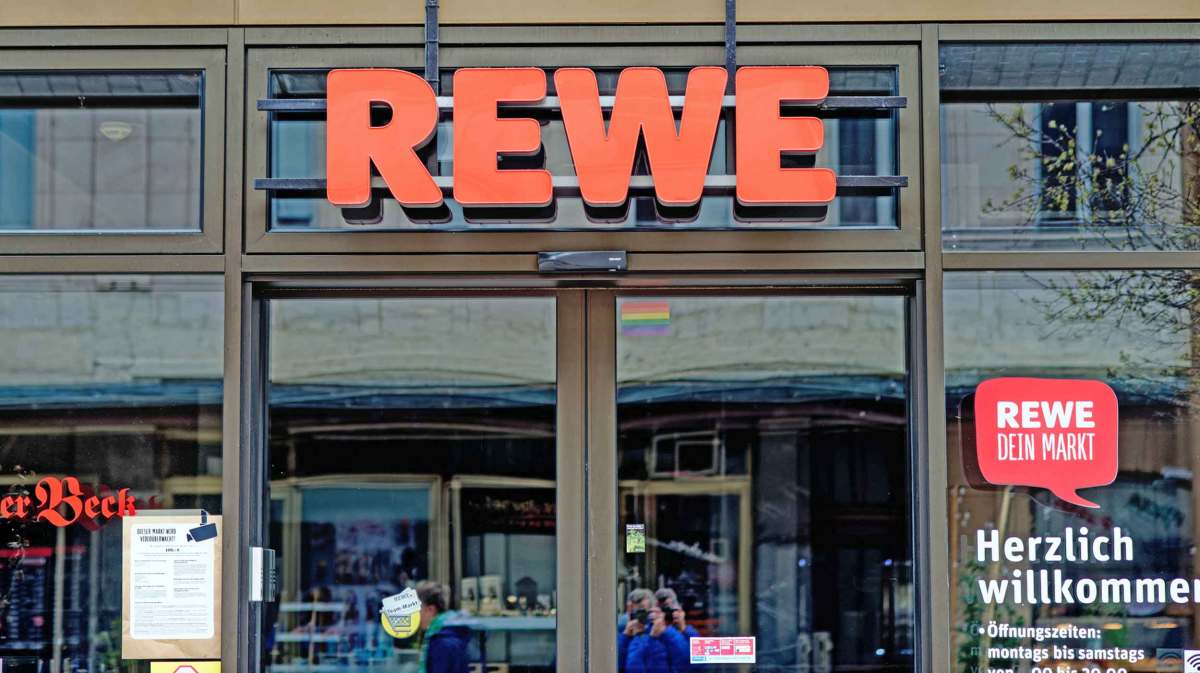 Rewe Geschäfft von außen.