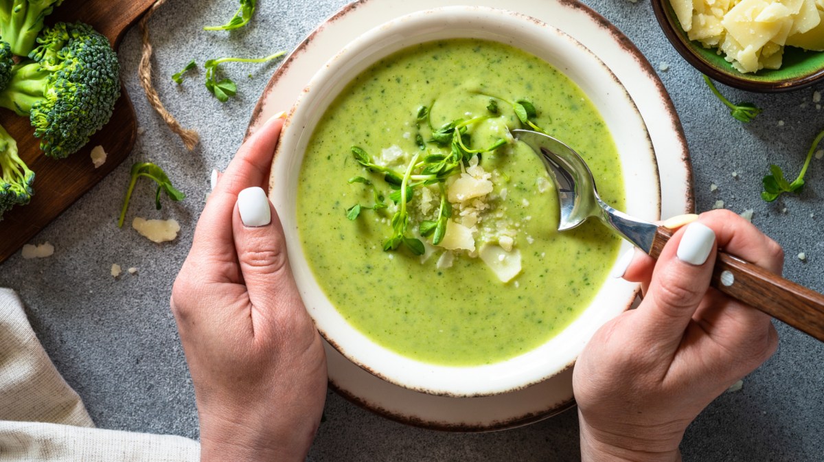 Brokkolisuppe in weißer Schale mit Parmesan.