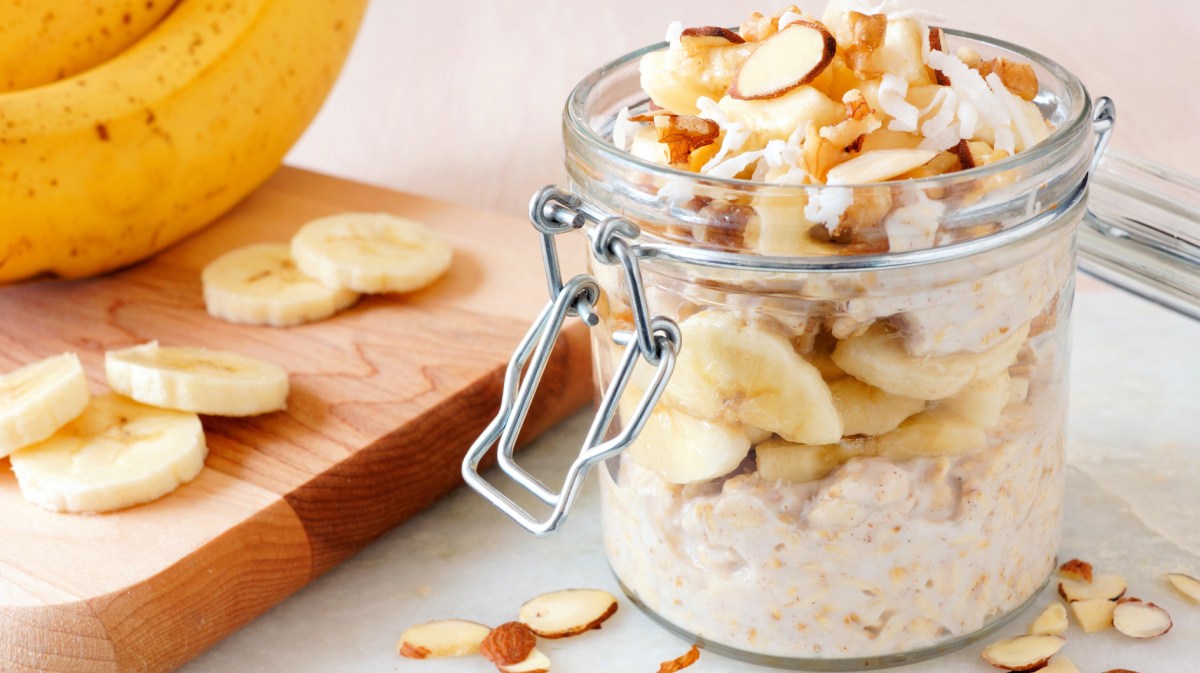 Weckglas mit Overnight Oats, Banane und Nüssen.