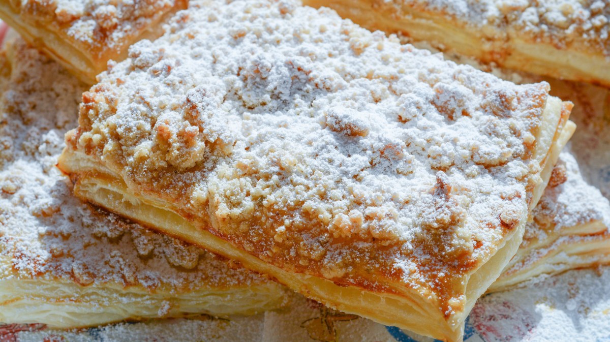 Prasselkuchen mit Streusel und Puderzucker.