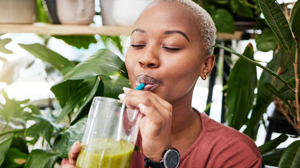 Ernährung, Lebensmittel und Gewichtsabnahme mit Portrait einer Frau mit Glas für grünen Saft, Vitamine und Ergänzung