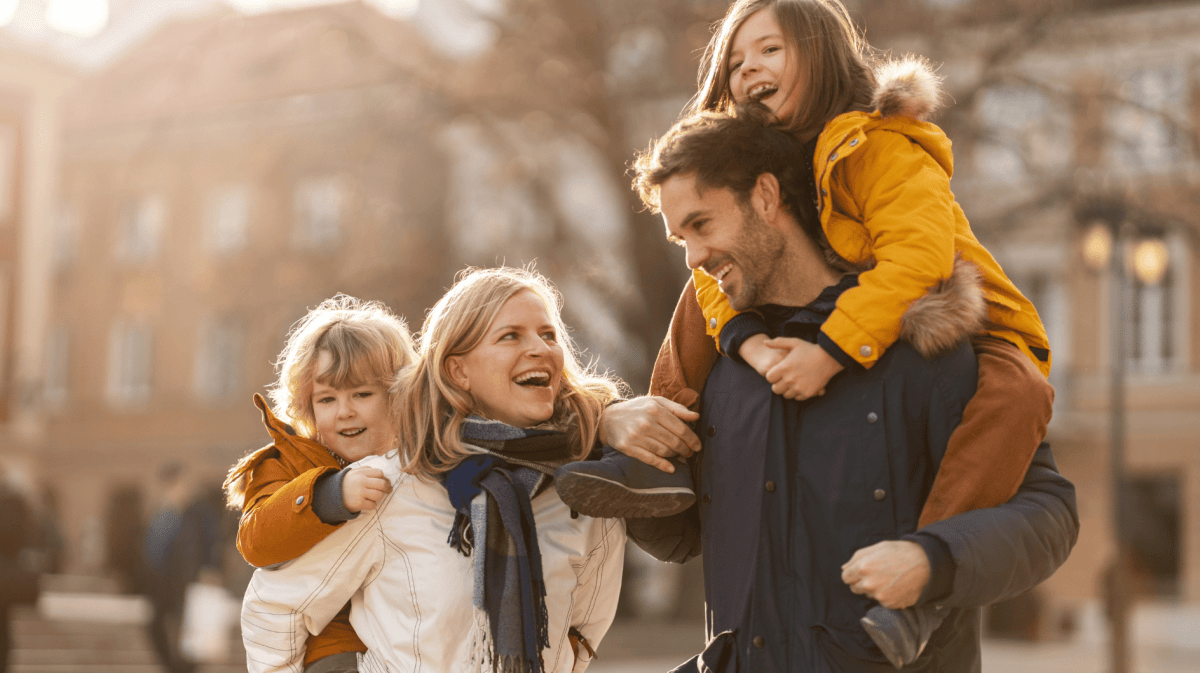 Glückliche Familie mit Vater, Mutter und zwei Kindern.