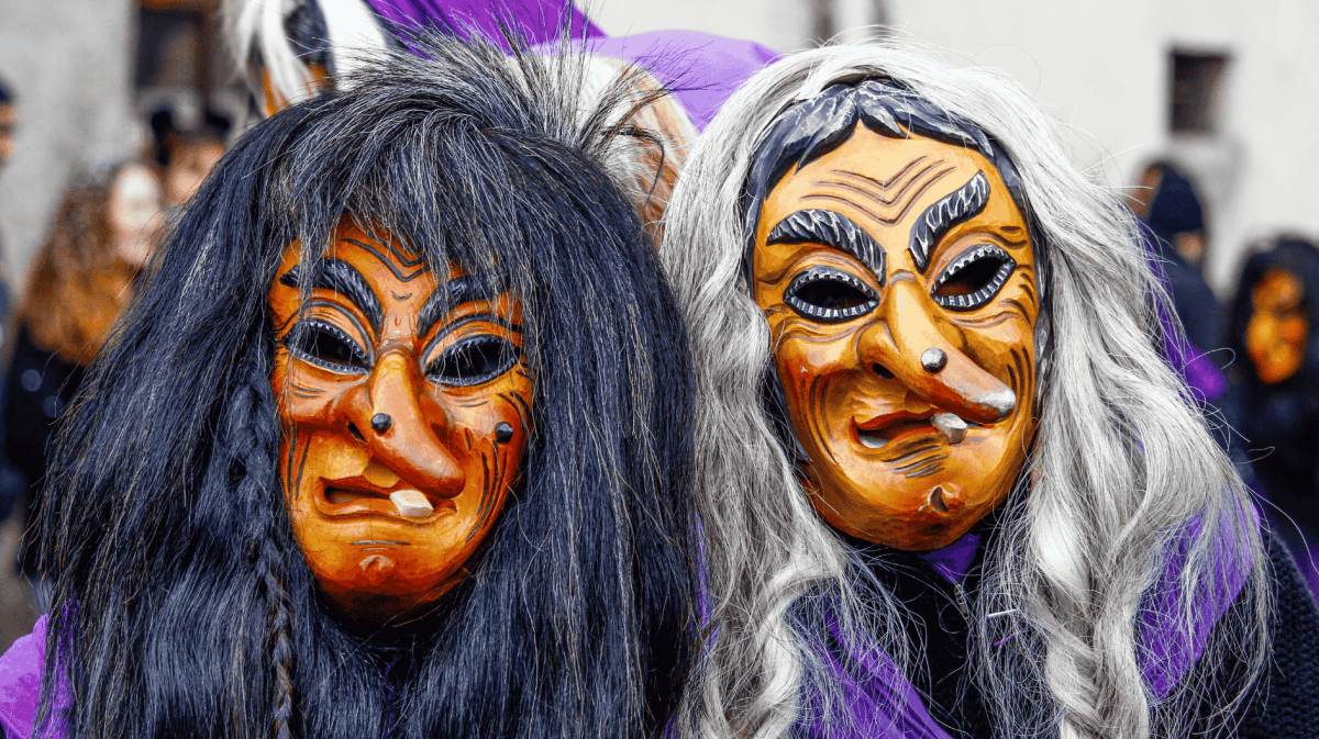 Zwei als Hexen kostümierte Narren der Narrenzunft Bondorf mit Holzmasken und Perücken beim Umzug zur schwäbisch-alemannischen Fastnacht ("Fasnet") bei Tübingen