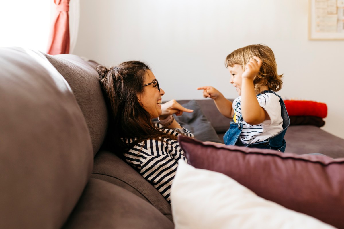 Mutter albert mit Tochter auf Sofa herum