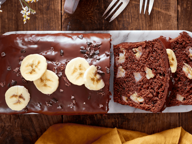 Schokokuchen mit Bananenstückchen von oben fotografiert.