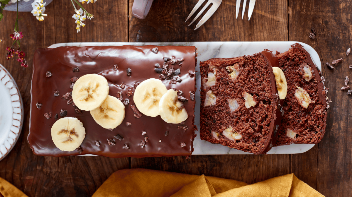 Schokokuchen mit Bananenstückchen von oben fotografiert.