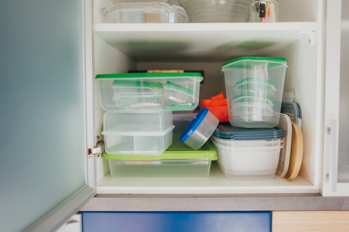 Brotdosen und Frischhaltedosen im Schrank