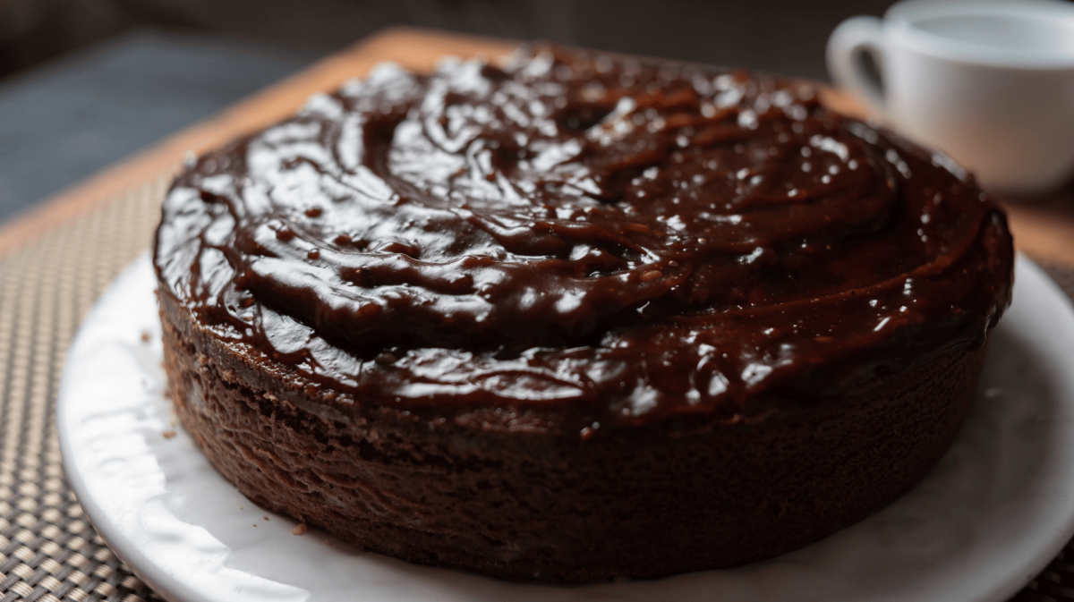 Schokokuchen mit Schokoglasur auf einem weißen Teller.