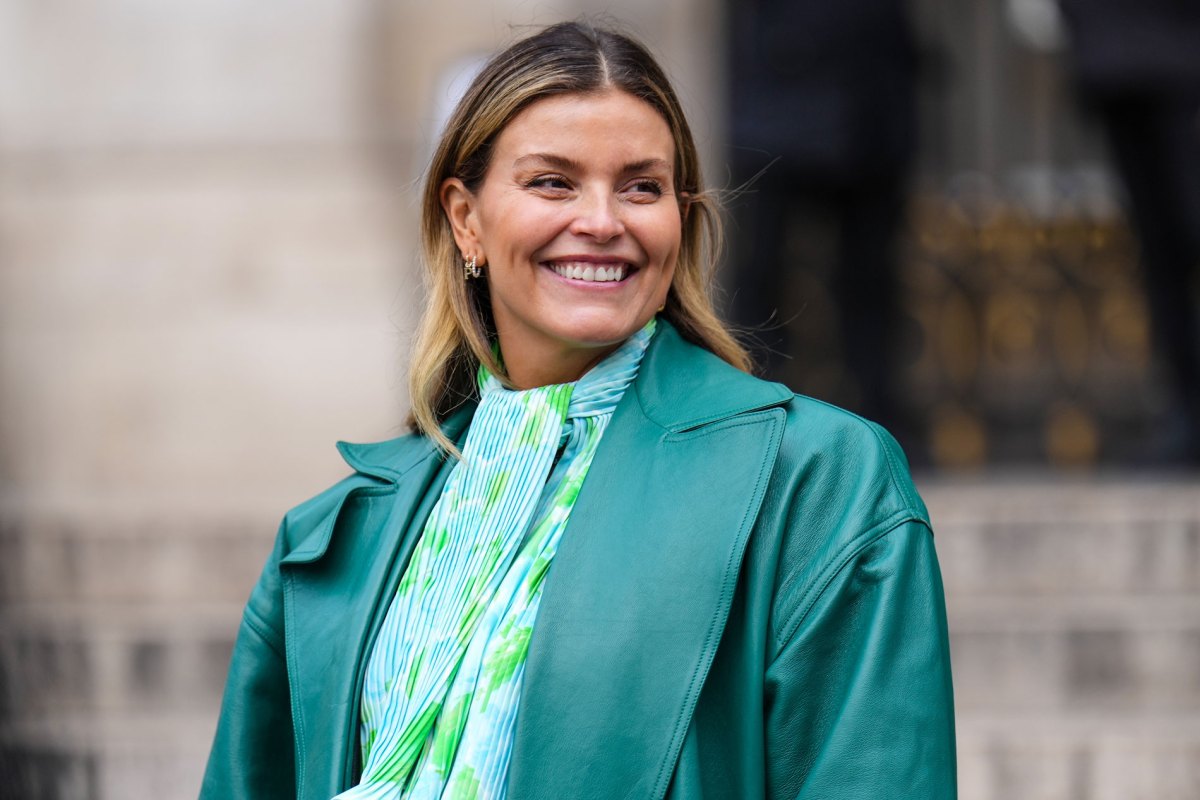 Frau mit grüner Bluse und grünem Blazer in unterschiedlichen Nuancen.