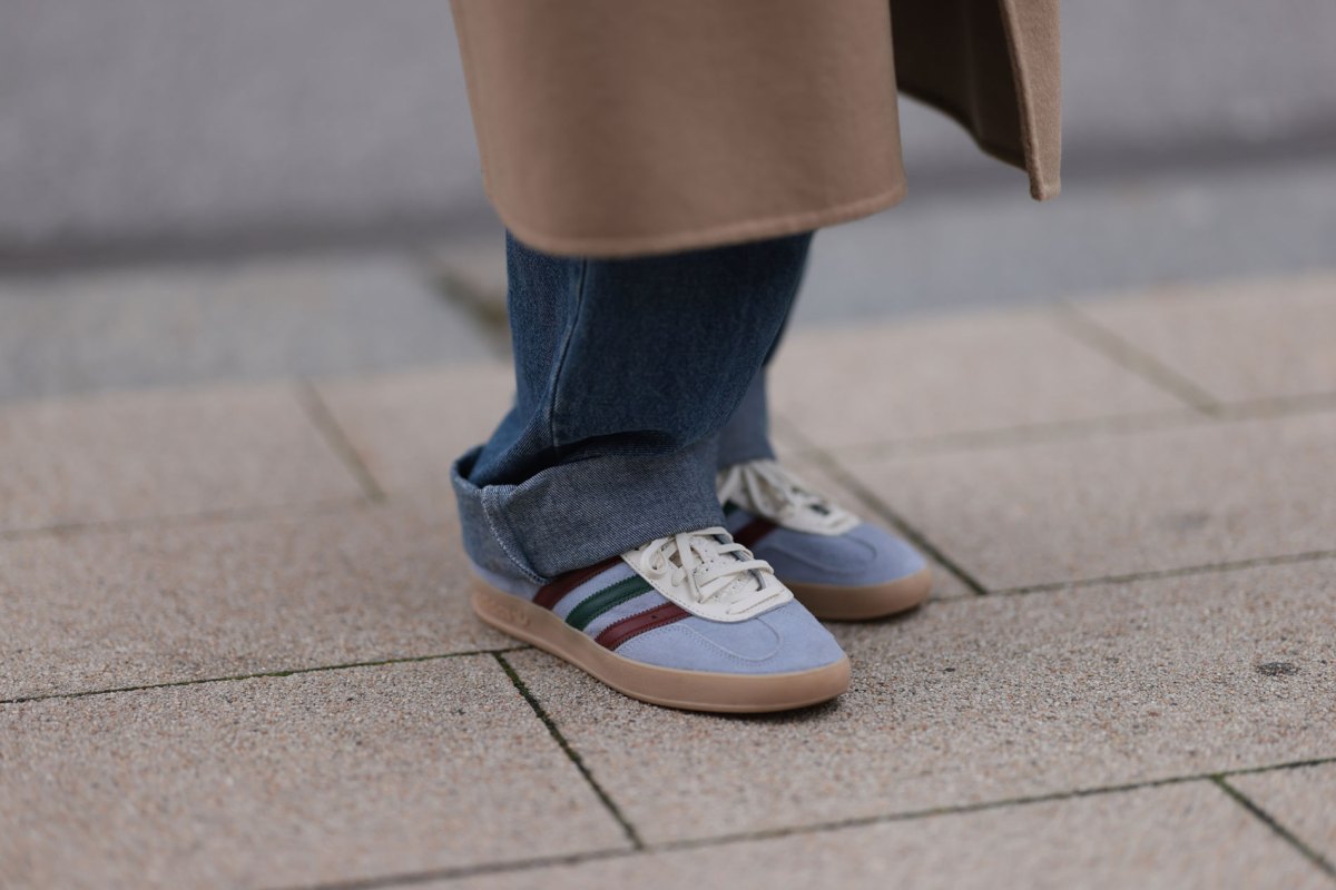 Hellblauer Sneaker von Adidas mit roten und grünen Streifen