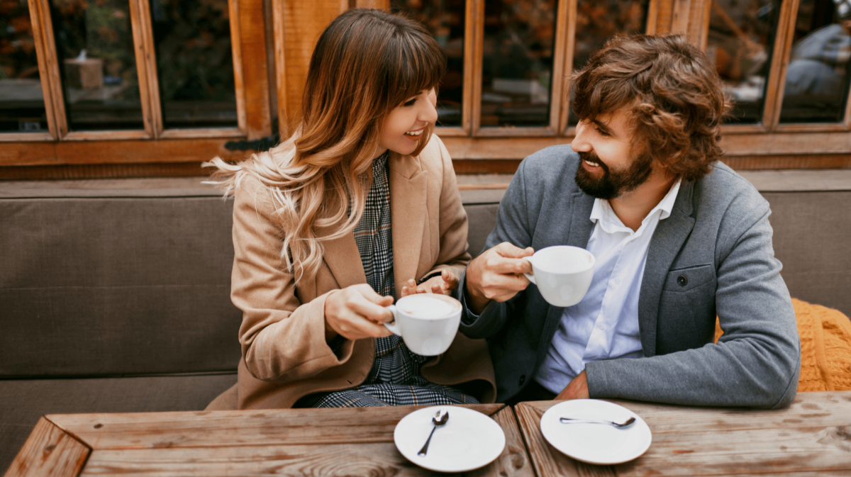 Zwei Personen trinken Kaffee zusammen.